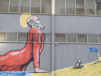Rientriamo verso il centro cittadino. Su una palazzina del lungomare notiamo "#eastwest", il murales realizzato da Maupal che raffigura San Nicola in una posizione a noi ora familiare: quella del cobra